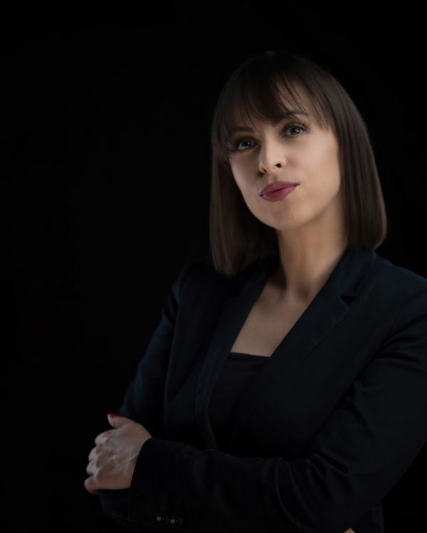 Architektka w czarnej marynarce, portret ze światłem krawędziowym