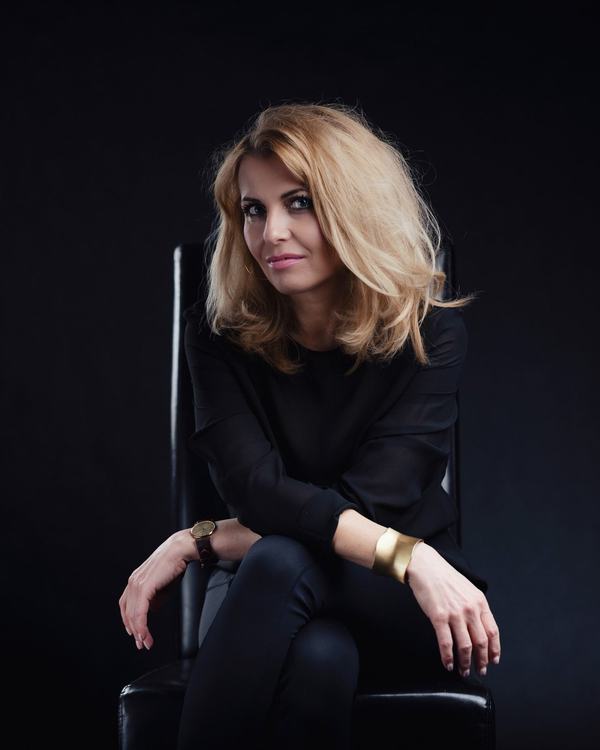Dominika, studyjna sesja wizerunkowa na ciemnym tle (1)