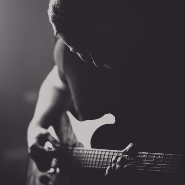 Gitarzysta w studiu, sesja wizerunkowa muzyka (3)