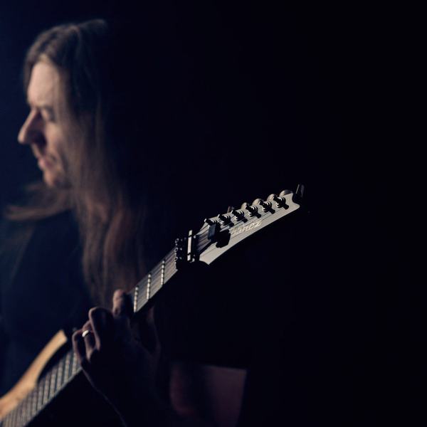 Gitarzysta w studiu, sesja wizerunkowa muzyka (4)
