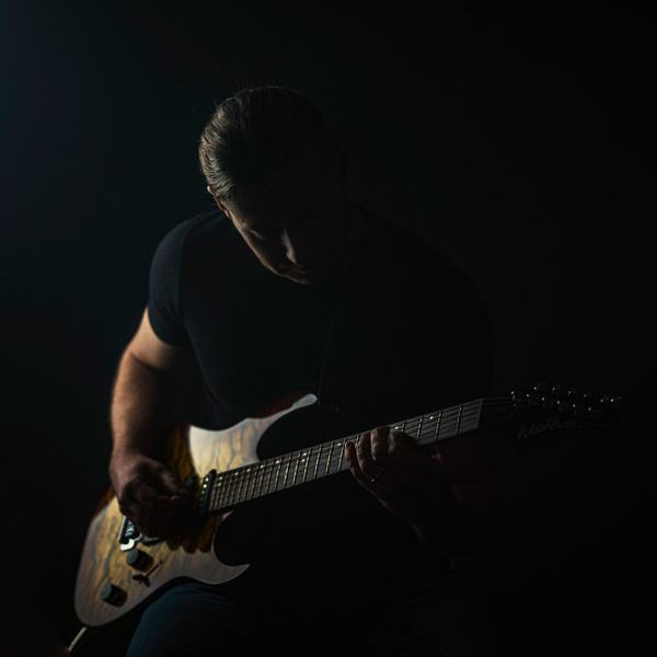 Gitarzysta w studiu, sesja wizerunkowa muzyka (5)