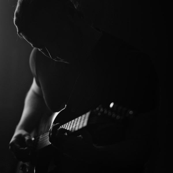 Gitarzysta w studiu, sesja wizerunkowa muzyka (6)