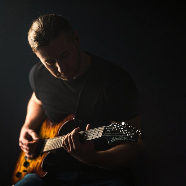 Gitarzysta w studiu, sesja wizerunkowa muzyka (7)