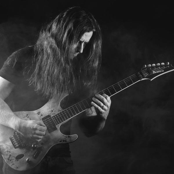 Gitarzysta w studiu, sesja wizerunkowa muzyka (2)