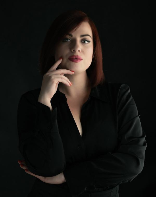 Magda, sesja wizerunkowa w studiu na ciemnym tle (7)