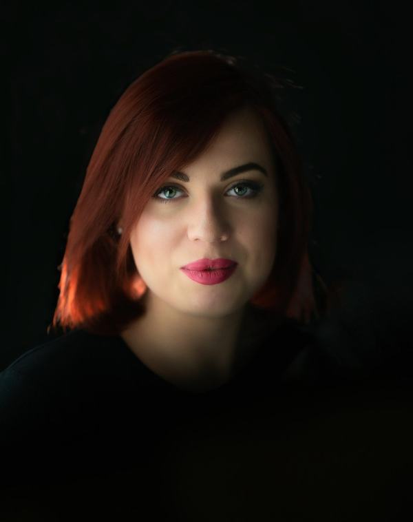 Magda, sesja wizerunkowa w studiu na ciemnym tle (2)