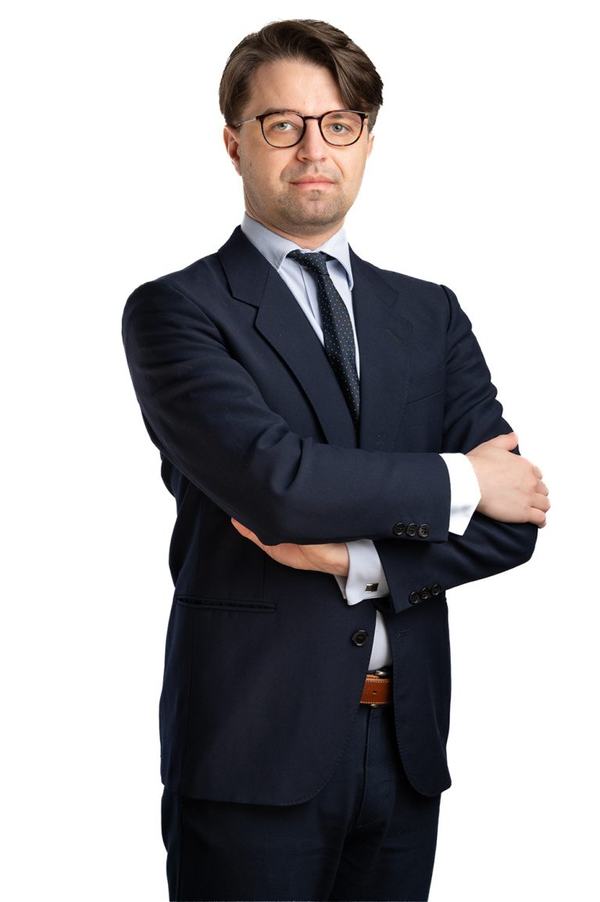 Portret biznesowy: mężczyzna w okularach i garniturze na białym tle