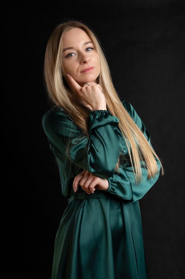 Portret wizerunkowy: blondynka w zielonej satynowej sukience