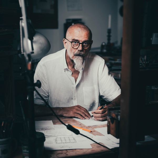 Prof. Andrzej Bednarczyk przy pracy w swojej pracowni, portret artysty