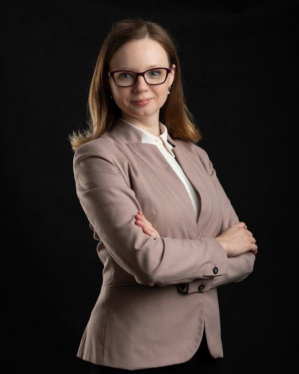 Radczyni prawna w okularach i różowej marynarce, zdjęcie biznesowe na czarnym tle, Kraków