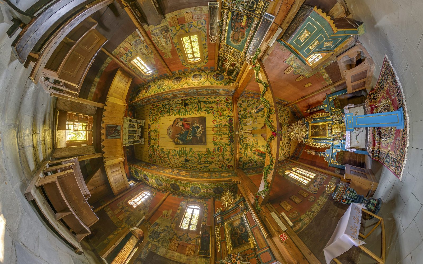 Panorama 360 wnętrza drewnianego kościoła z Ryczowa w formie małej planety