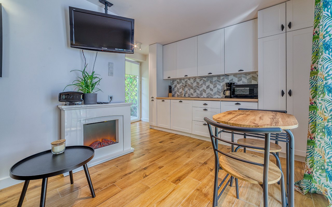 Fotografia apartamentu na wynajem: aneks kuchenny z kominkiem