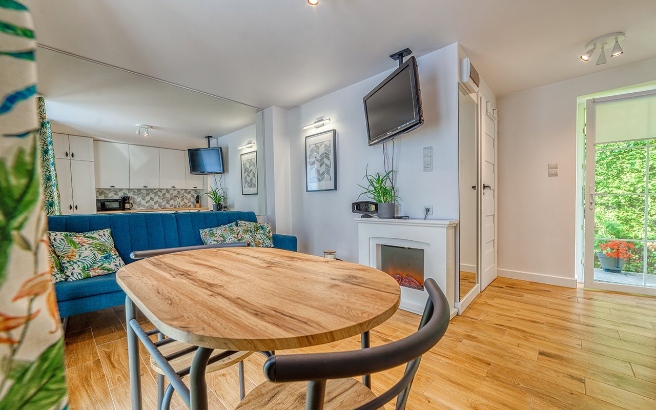Fotografia wnętrz HDR: salon apartamentu na wynajem z okrągłym stolikiem i sofą