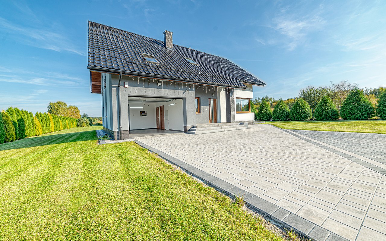 Fotografia nieruchomości: dom jednorodzinny z garażem i podjazdem, zdjęcie HDR