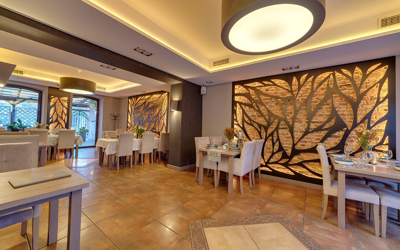 Fotografia wnętrz: sala restauracji z dekoracyjną ścianą w liście