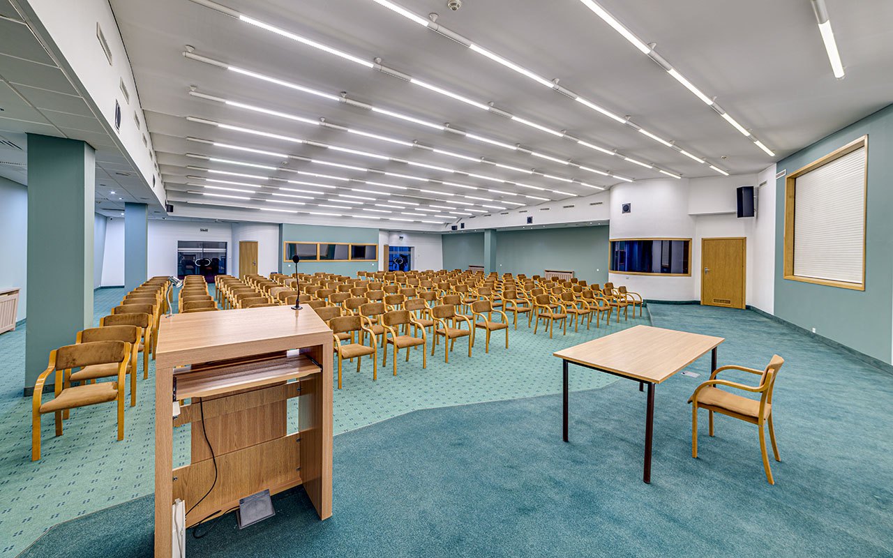 Fotografia wnętrz: sala konferencyjna z rzędami krzeseł