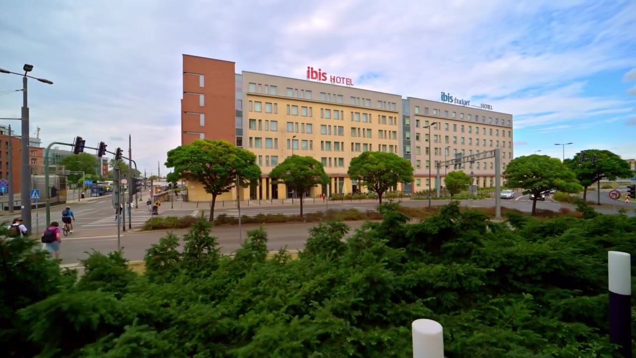 Kadr z filmu reklamowego: hotele ibis i ibis budget przy dworcu Kraków Główny